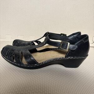 Clarks Womens Leather T-Strap Comfort Sandals Black Leather Laser Cutout SIze 8